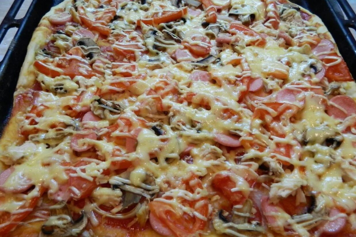 Домашняя пицца без колбасы. Пицца домашняя. Пицца квадратная домашняя. Приготовление домашней пиццы. Домашняя пицца с грибами.
