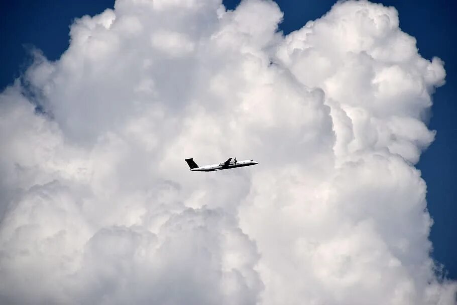 Самолеты летят в облака. Летать в облаках. Самолет в облаках. Белый самолет в небе. Облачность с самолета.