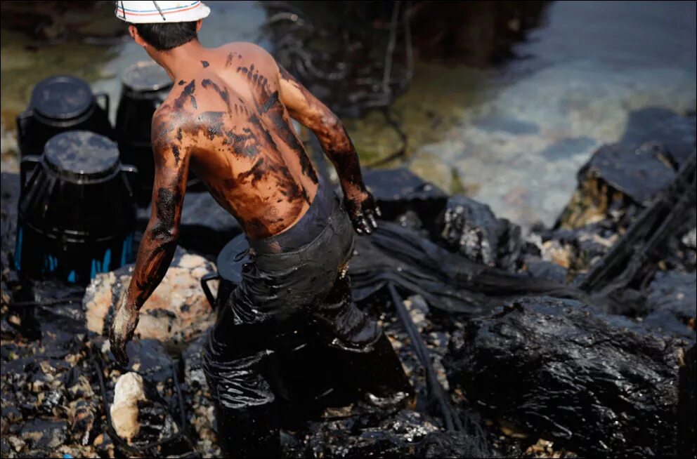 Нефтегазовый завод. Бурильщик нефтяных и газовых скважин. Вода в нефтяниках. Абстракция нет холодной воды. Нефть картинки.