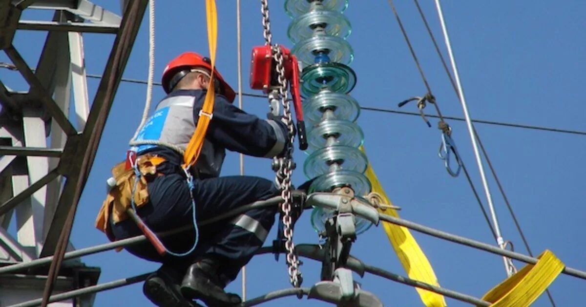 Прокладка вл 110 кв. Электромонтер воздушных линий электропередачи. Электромонтер высоковольтных линий. Электрик на высоте. Реконструкция воздушных линий