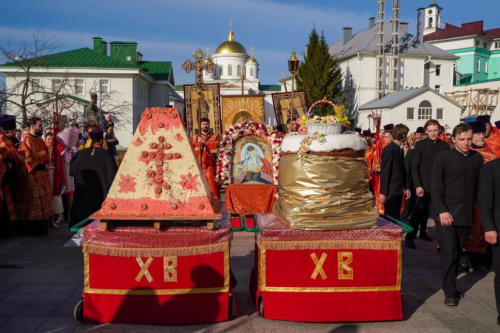 Царь Пасха Нижний Новгород. Кулич в Нижнем Новгороде крестный ход. Крестный ход в Нижнем Новгороде 16 апреля. Освящение куличей на Пасху. Пасха в 16 году