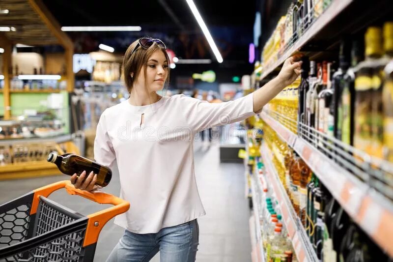 Продавец в магазине. Продавец консультант в магазин одежды. Две девушки выбирай. Девушка в супермаркете. Девушка в продуктовом магазине.