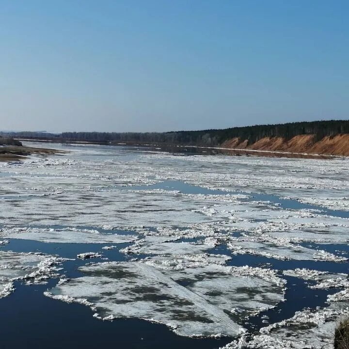 Ледоход на реке. Ледоход на реке Урал. Ледоход на реке Руза. Татарстанские реки.