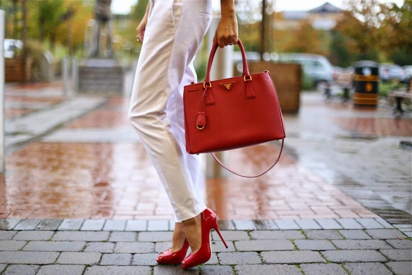 Красные туфли и сумка. Красная сумка. Девушка с красной сумкой. Сумка для обуви красная.