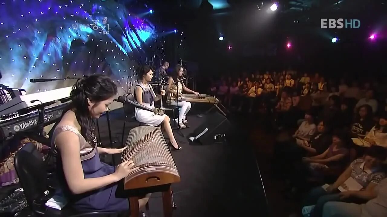 корейцы миллион алых роз. пел миллион. пел миллион. миллионы глаз смотрят на нас кто поет. кореянка милион алых роз.