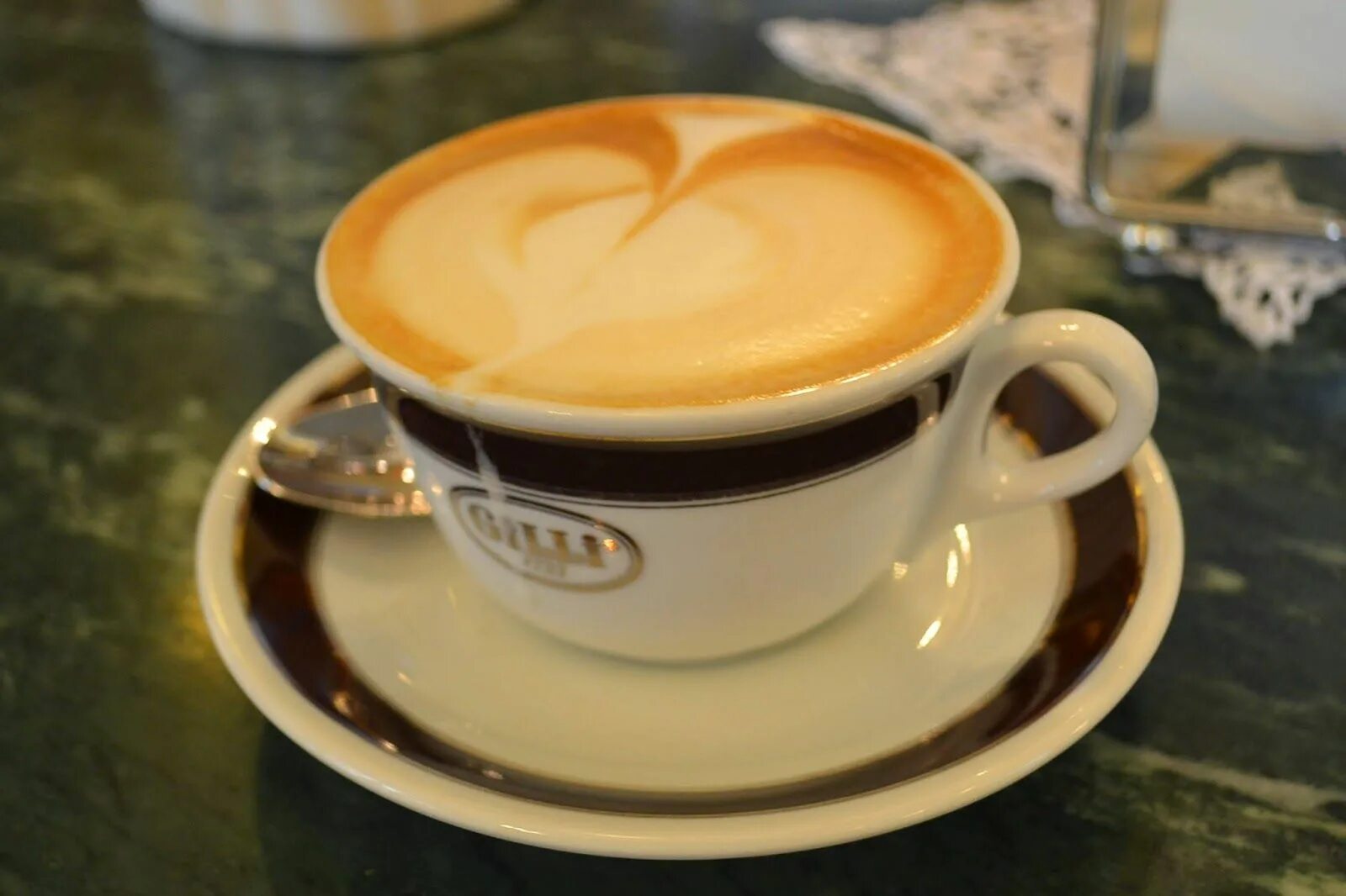Капучино италия. Кофе капучино. Капучино фото. Капучино италия. Кофе в риме шейкирито.