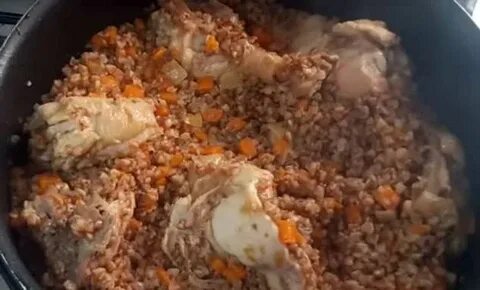 Гречка с курицей на сковороде с луком