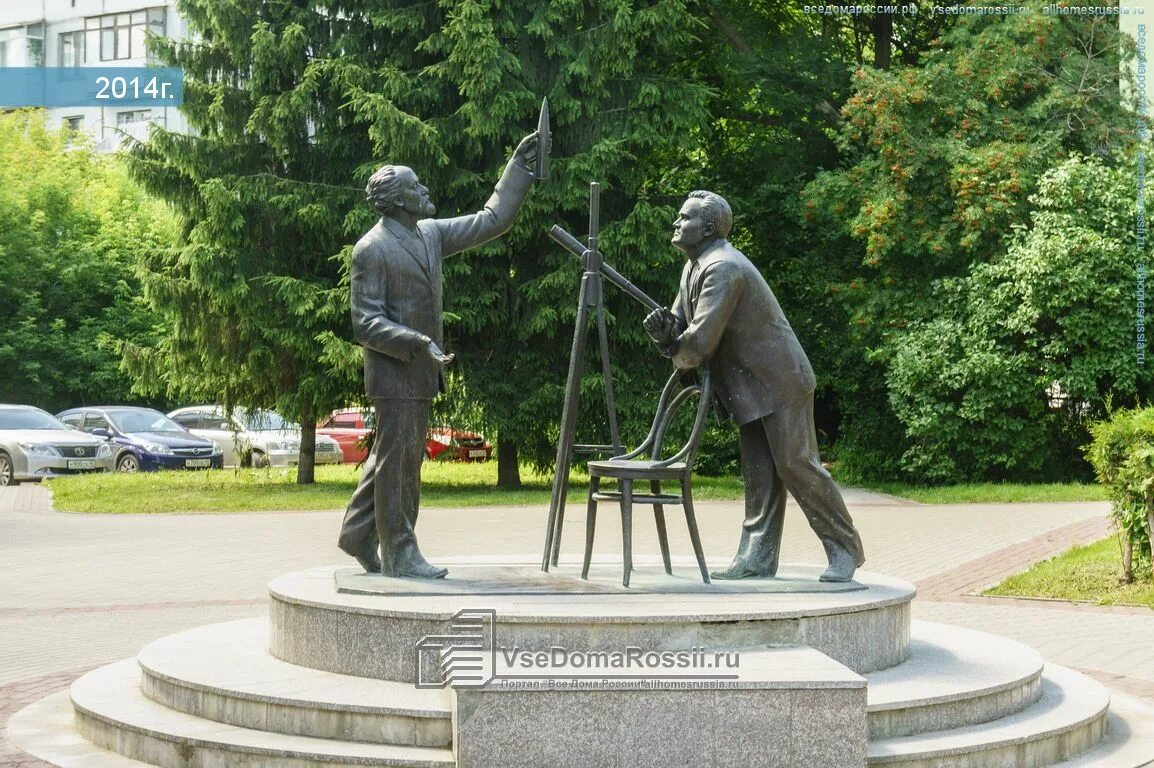 Какие памятники есть в калуге. Циолковский и Королев памятник Калуга. Циолковский Королев памятник. Памятник Циолковскому и королеву в Калуге. Встреча Королева и Циолковского памятник Калуга.