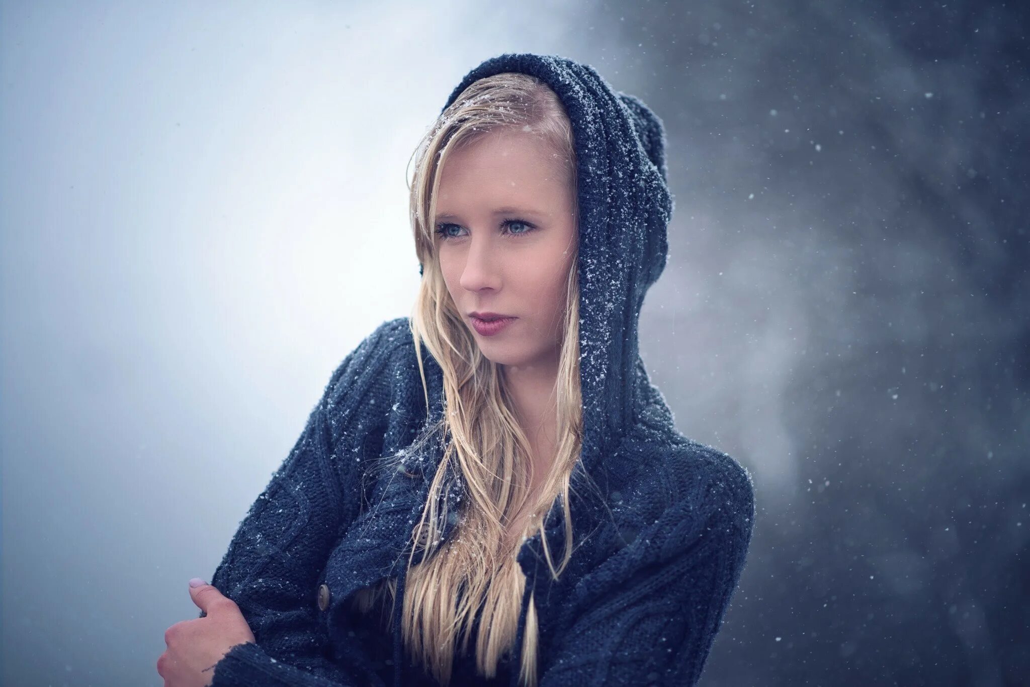 Snow model. Снег на волосах. snowflake актриса. снег на волосах на портрете. картинки зимние красивые девушки на рабочий стол.