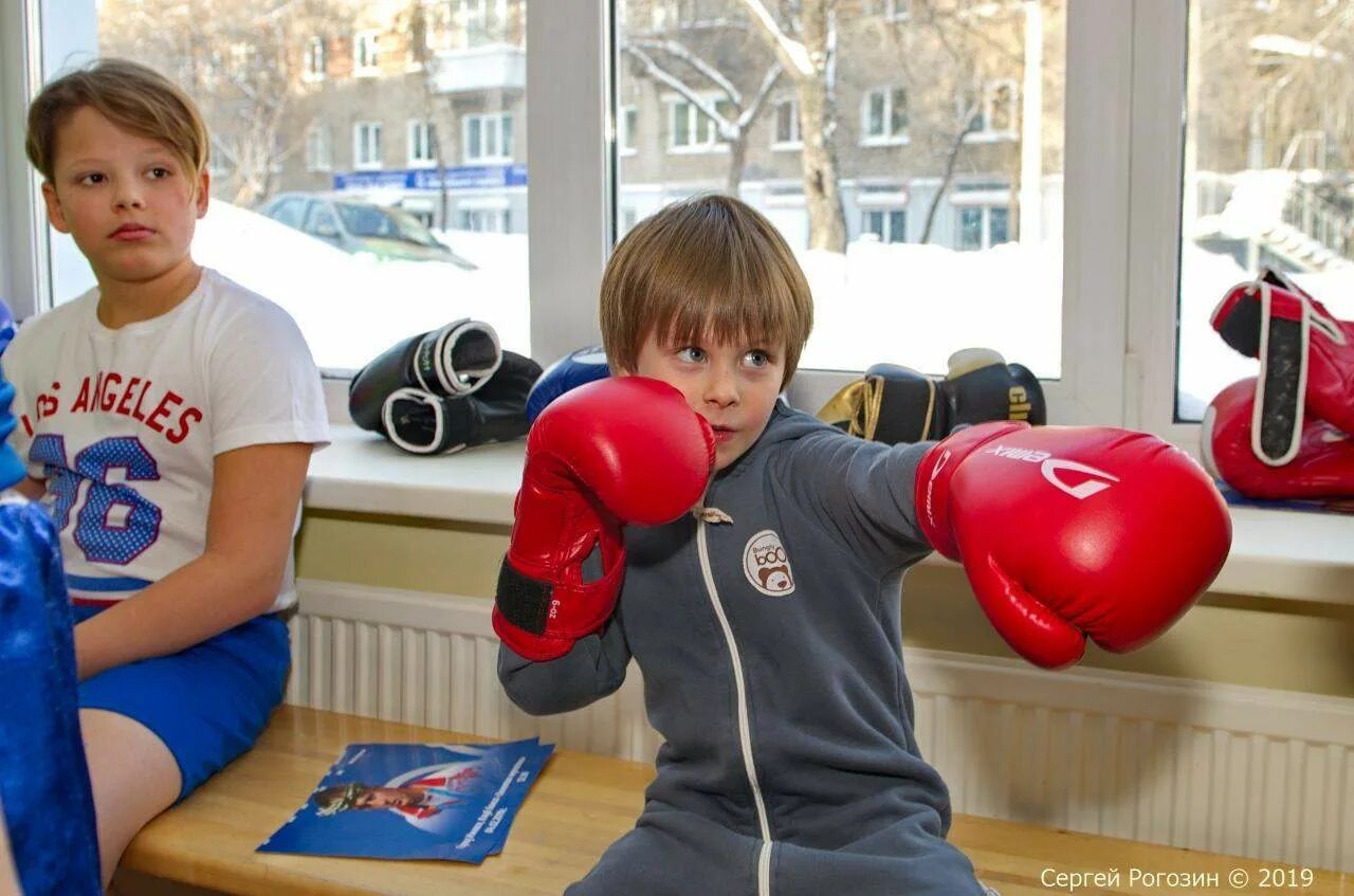 Александров бокс чемпион. Зал бокса Олимпиец. Боксерский зал золотые перчатки. Зал бокса Волжский. Молодежный бокс.