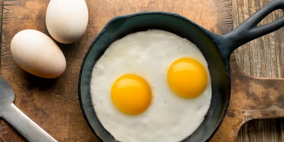 6 грамм яиц. Яйцо (пищевой продукт). Яйца с двумя желтками фирма. Яичница из разного количества яиц шаблон. Близнеца из двух яиц.