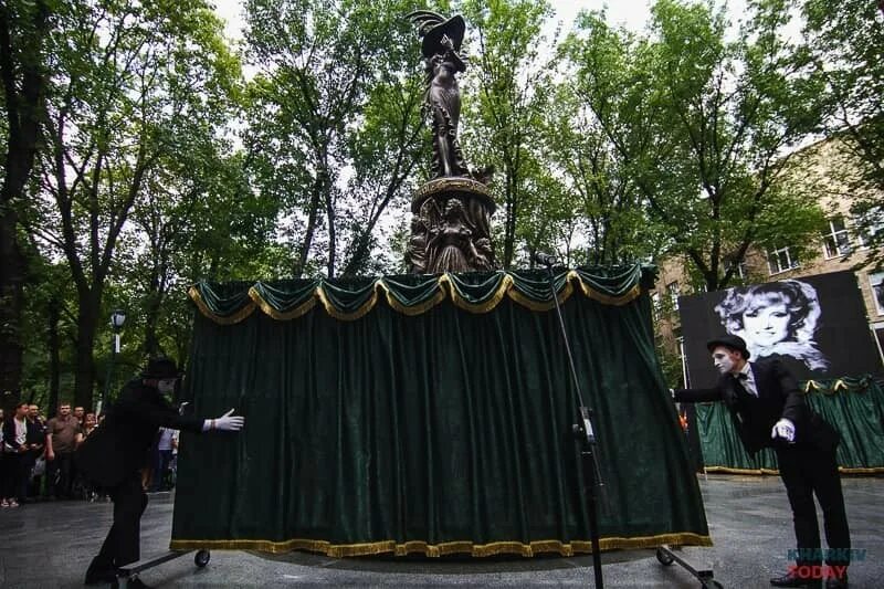 Памятник ошибкам. Памятник людмиле гурченко в харькове. памятник людмиле гурченко в харькове фото. открытие памятника гурченко в харькове. памятник гурченко в харькове убрали.
