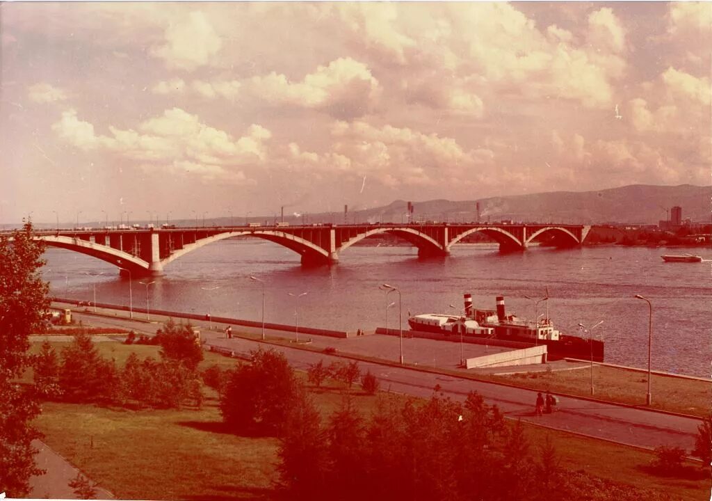 коммунальный мост красноярск история. коммунальный мост через реку енисей. открытие коммунального моста в новосибирске. коммунальный мост через енисей в красноярске. красноярск коммунальный мост 1990.