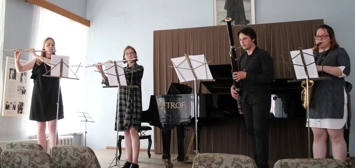 Духовой квартет. Квартет духовых. Квартет духовых. Симон, антон духовы квартет. Квинтет деревянных духовых инструментов.