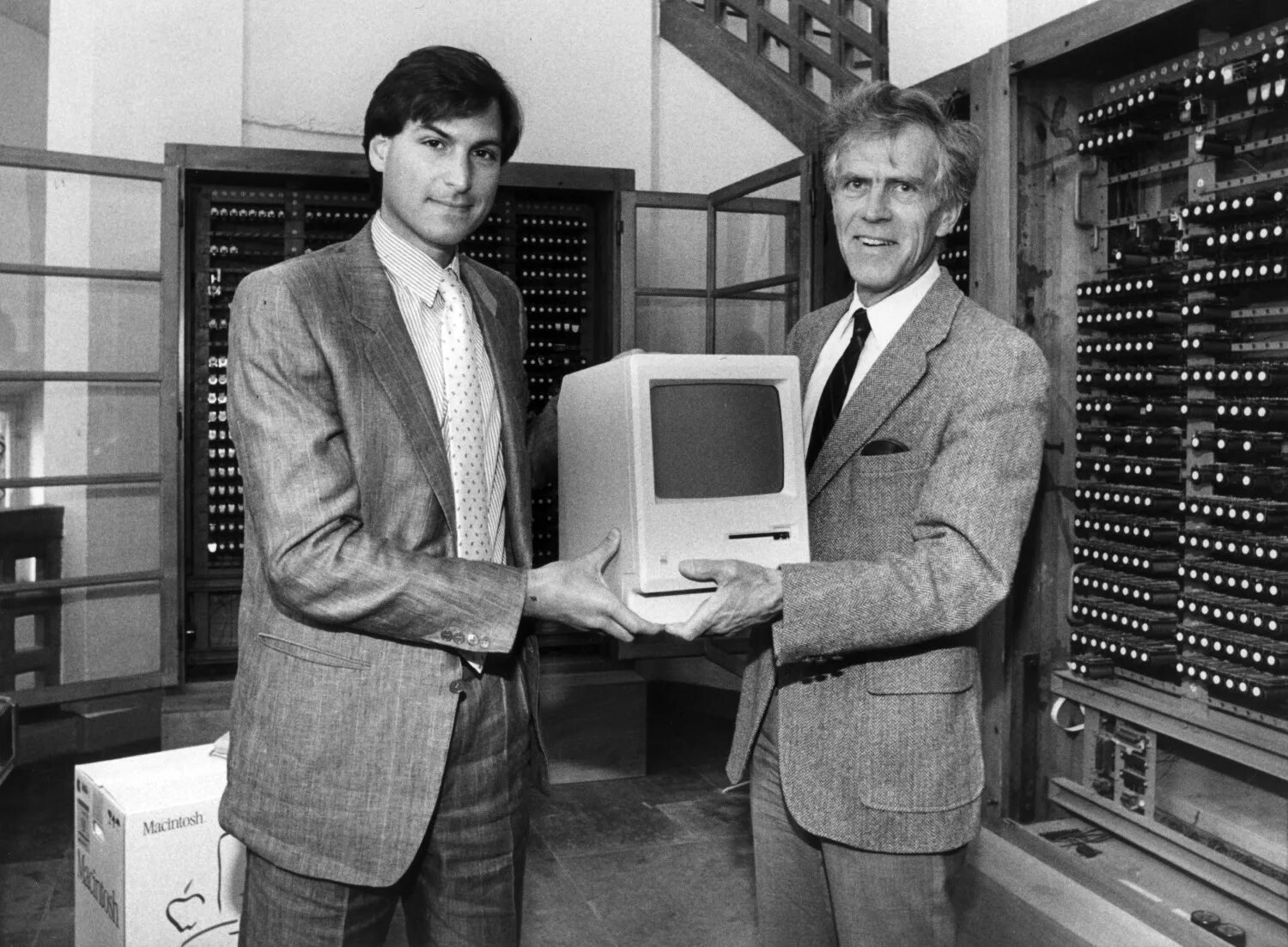 Как менялись компьютеры. Стив Джобс макинтош. Стив Джобс макинтош 1984. Стив Джобс 1985. Стив Джобс первый компьютер.
