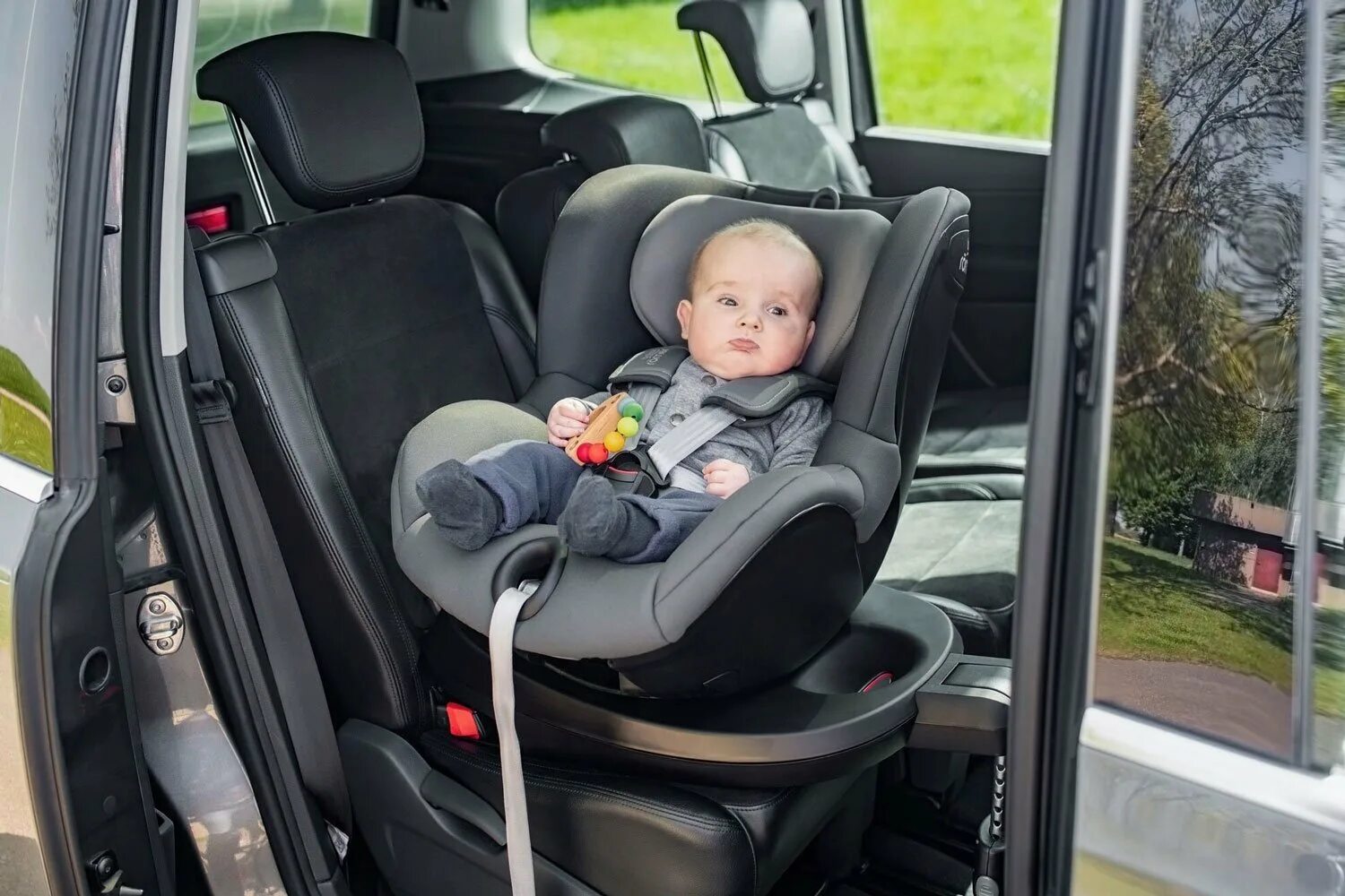 Britax Romer Dualfix 2r. Britax Römer Dualfix i-Size. Britax Romer 360 Dualfix. Поворотное детское кресло Britax Romer. Сажать ребенка на переднее кресло можно