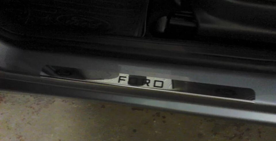 Форд фокус порог пластиковый. Накладки на пороги Форд фокус 2 Рестайлинг. Крепление пластиковых порогов Ford s Max. Пластиковые накладки на пороги Форд фокус 2 седан. Клипсы спорт порогов Ford s Max.
