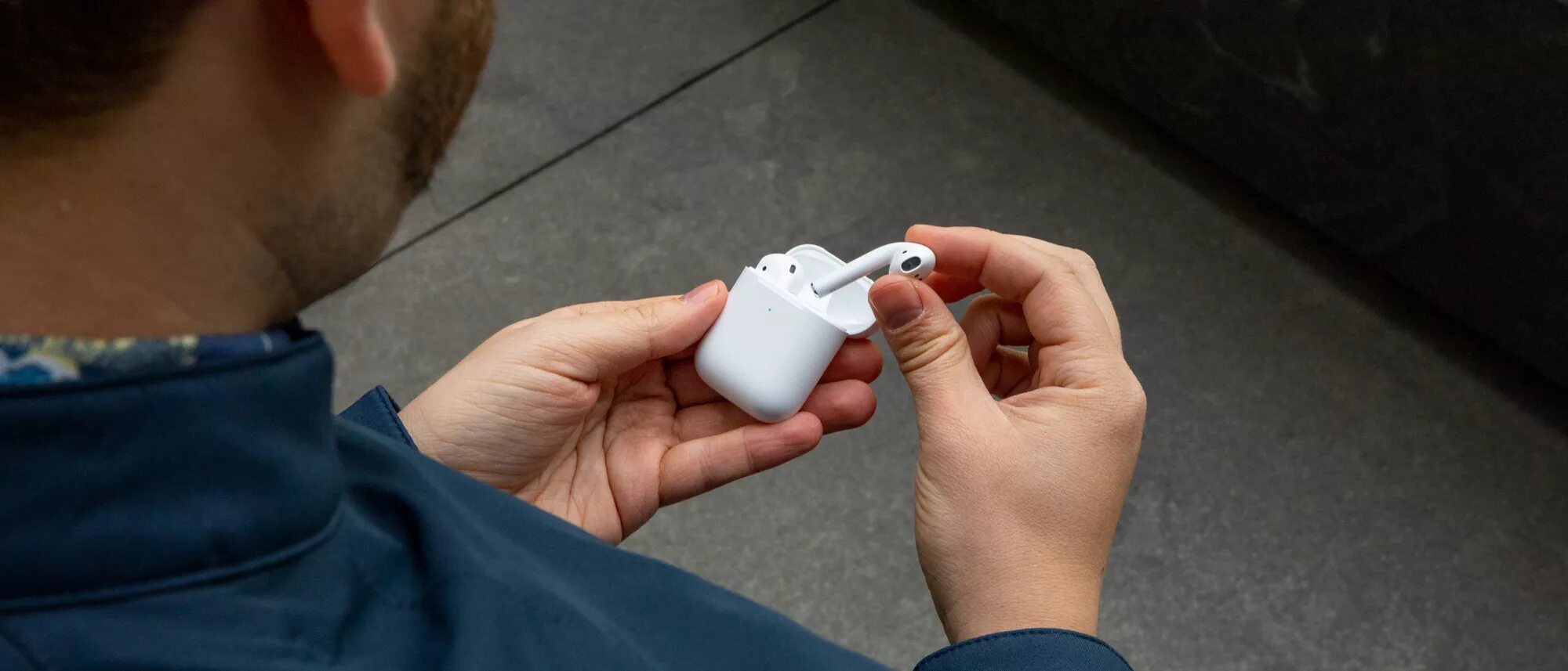 Airpods 3 дата. AIRPODS 2 2019. Apple AIRPODS на человеке. Apple AIRPODS Pro в ушах. Украл наушники.