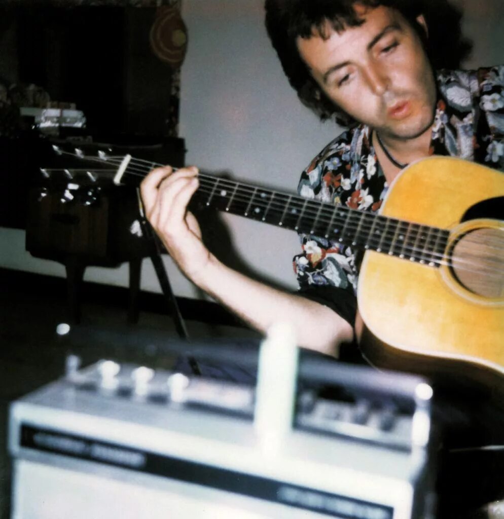Paul mccartneys band. Пол Маккартни 1973. Paul MCCARTNEY & Wings (1973). The Beatles 1973. Paul MCCARTNEY 1973 in Studio.