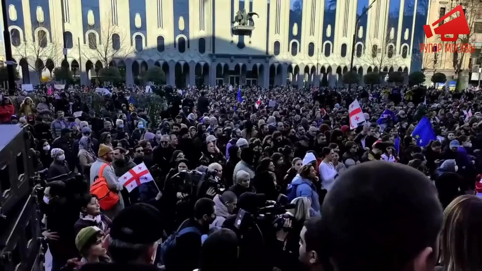 Грузия люди. Georgia 2023. Georgia 2023. Демонстрации в грузии. Грузинские протесты у парламента грузии.