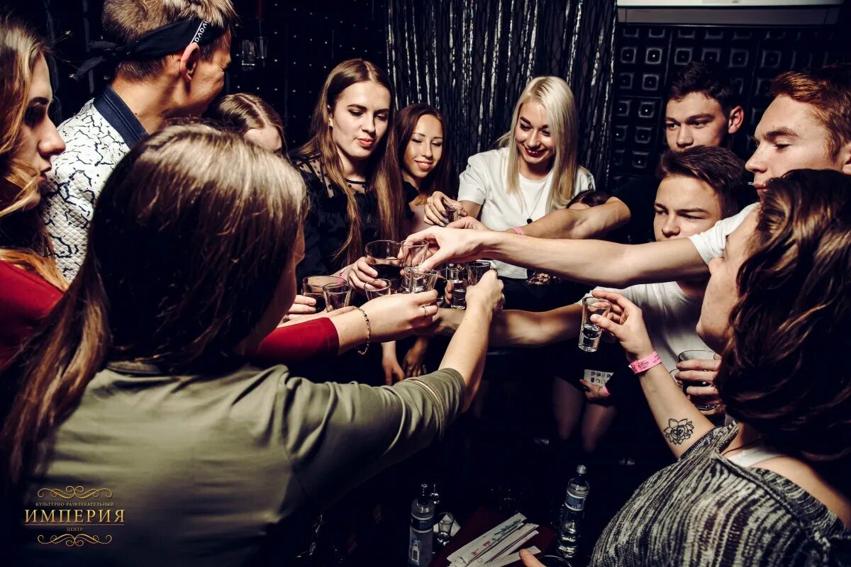 тусовка молодежи. бибер в клубе. опозорил перед всей школой. новосибирская бесплатно дискотека. накажут ли участников вечеринки.