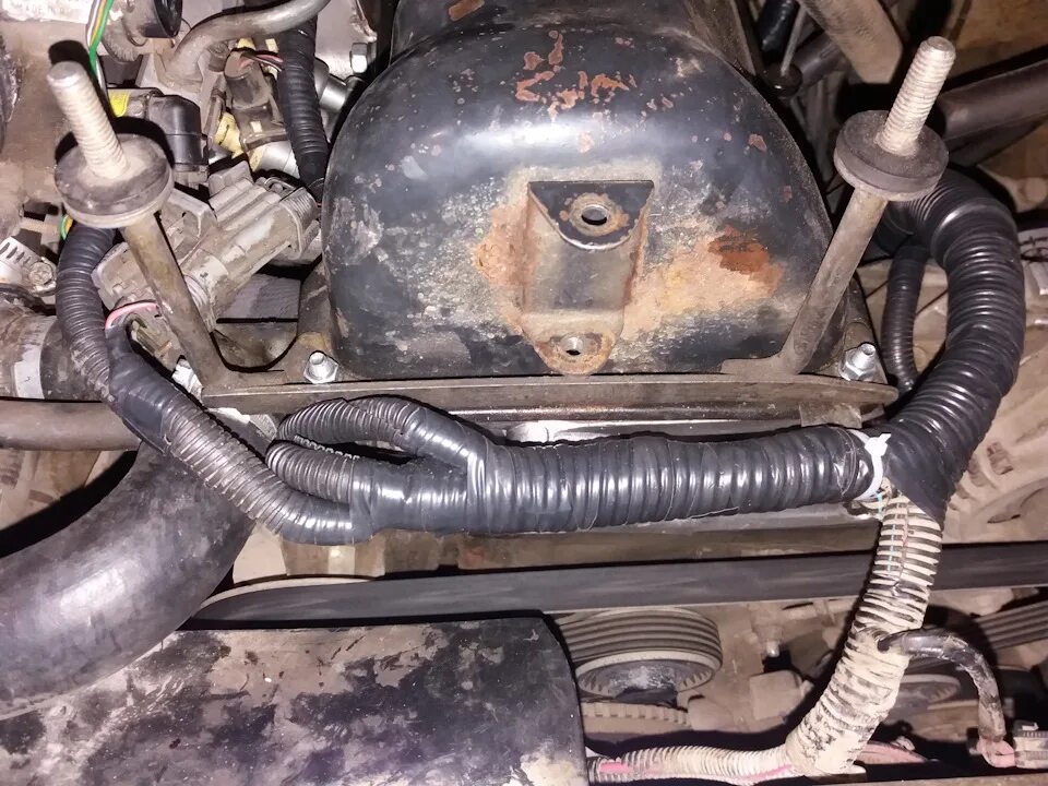 Датчик фаз шеви нива. Распредвал нива шевроле 2004 с датчиком. Нива шевроле где стоят датчики. Датчик фаз нива шевроле. Датчик положения распредвала нива шевроле.