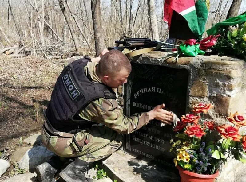 Памяти погибшим пограничникам. Погибшему погранцу открытка. Памятник пограничникам остров даманский. Памяти героям пограничникам. Вечная память воину.