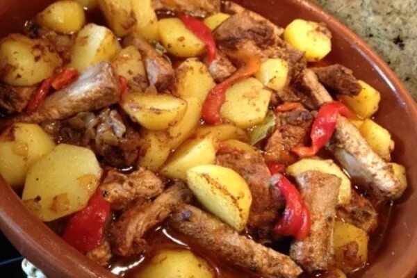 Как приготовить свиные ребрышки с овощами. Рёбрышки свиные в духовке с картошкой. рёбрышки в духовке с картошкой и овощами. ребрышки с овощами в духовке. рёбрышки с картошкой в духовке.