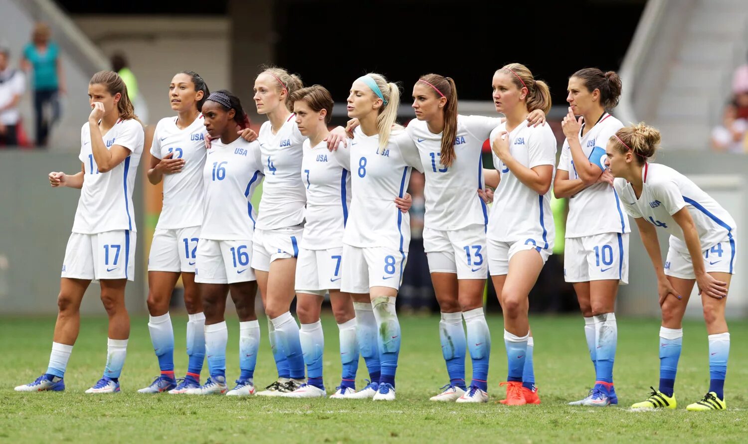 Женский футбол. Американская женская футбольная команда. Женщины футболисты. Красивая женская футбольная команда.