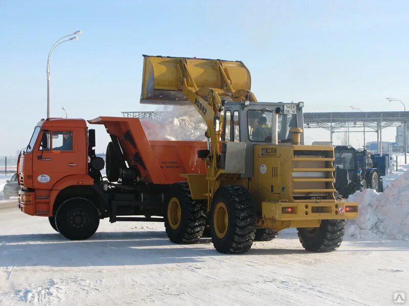 Камаз 6520 шасси. Камаз погрузчик. Фронтальный погрузчик грузит. Фронтальный погрузчик камаз. Экскаватор на трале камаза.