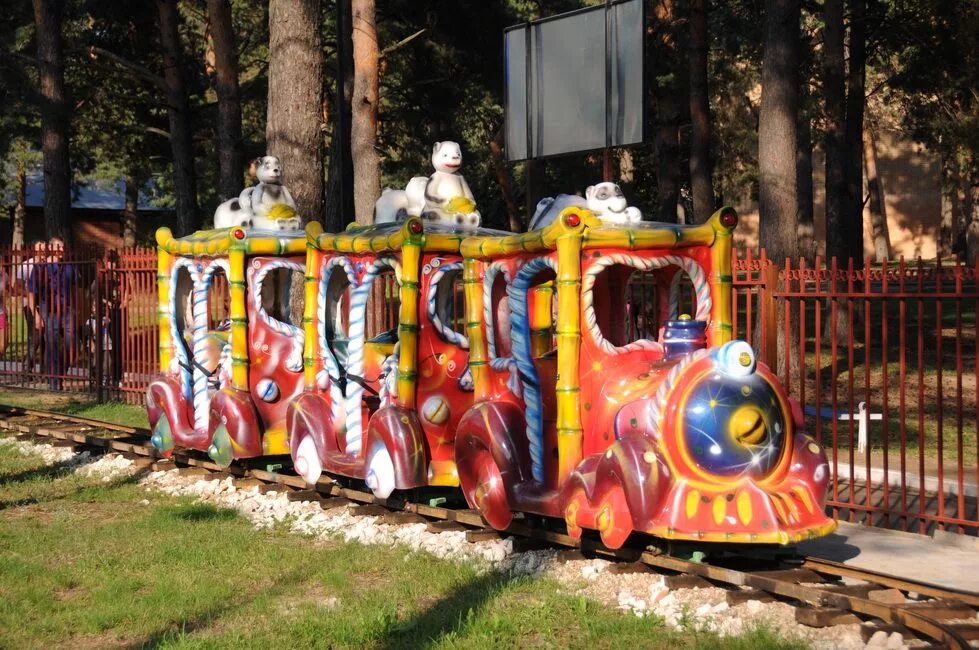 в парке отдыха в аттракционном вагоне. в парке отдыха в аттракционном вагоне. в парке отдыха в аттракционном вагоне. паровоз детский. паровозик аттракционный.