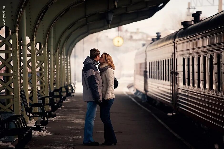 Прощание вечером. Встреча на вокзале. Расставание на вокзале. Парень и девушка на вокзале. Влюбленные на вокзале.