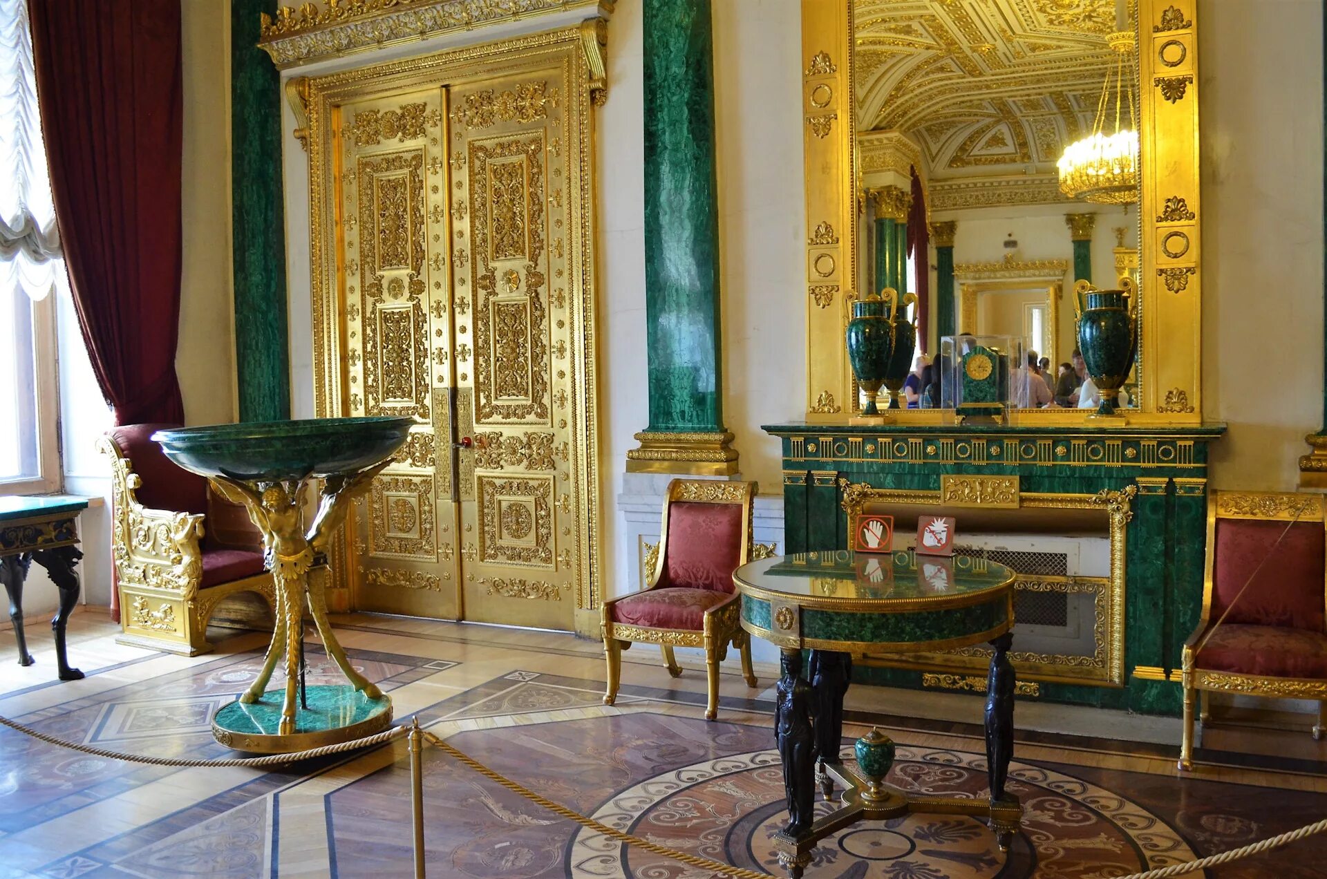 Романовская галерея зимнего дворца. Название залов. Гербовый зал эрмитажа. Малахитовая комната в санкт-петербурге в эрмитаже. Георгиевский зал эрмитажа.