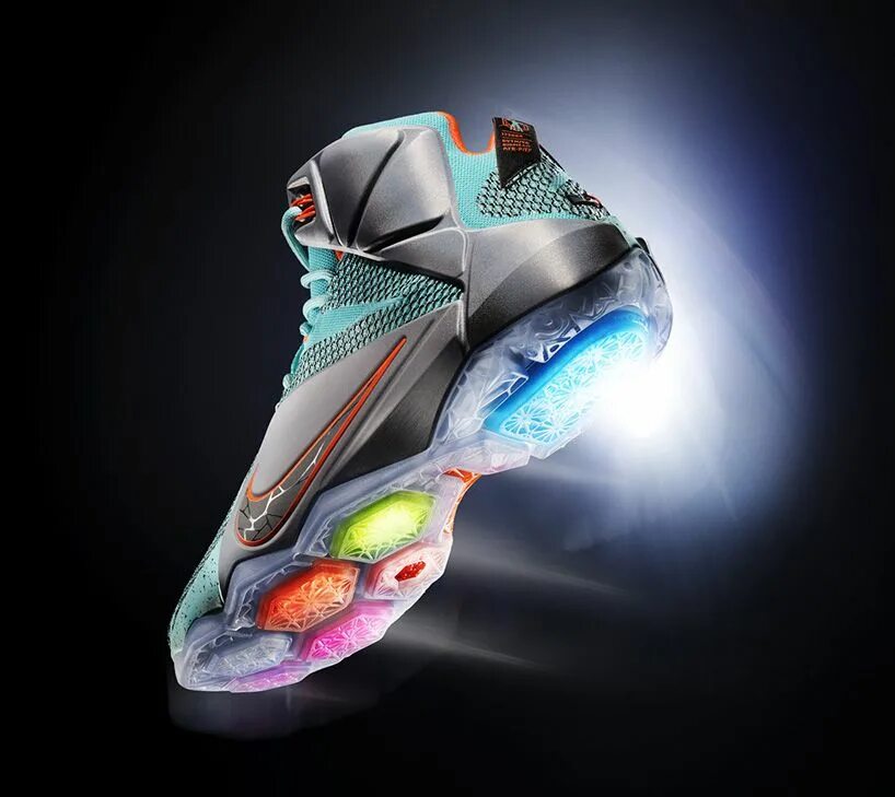 Крутые кроссовки 2024. Nike LEBRON Iron man. Найк Леброн 20. Футуристичные кроссовки найк. Леброны 12 кроссовки.