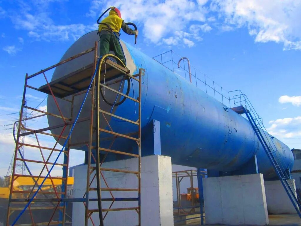 Восстановление резервуара. Зачистка резервуаров. очистка нефтяных резервуаров. резервуары для нефтепродуктов. пескоструйная зачистка резервуара.