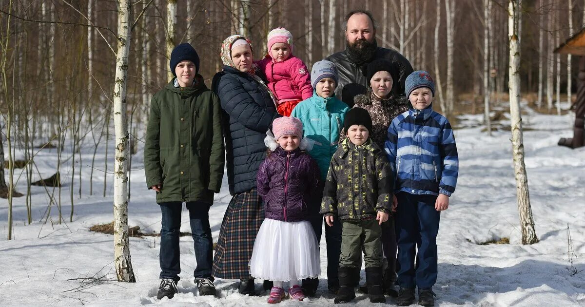 Многодетная семья а деревушке. Многодетная семья. Многодетная семья на прогулке. Многодетная русская семья. Семья многодетная детьми на прогулке.