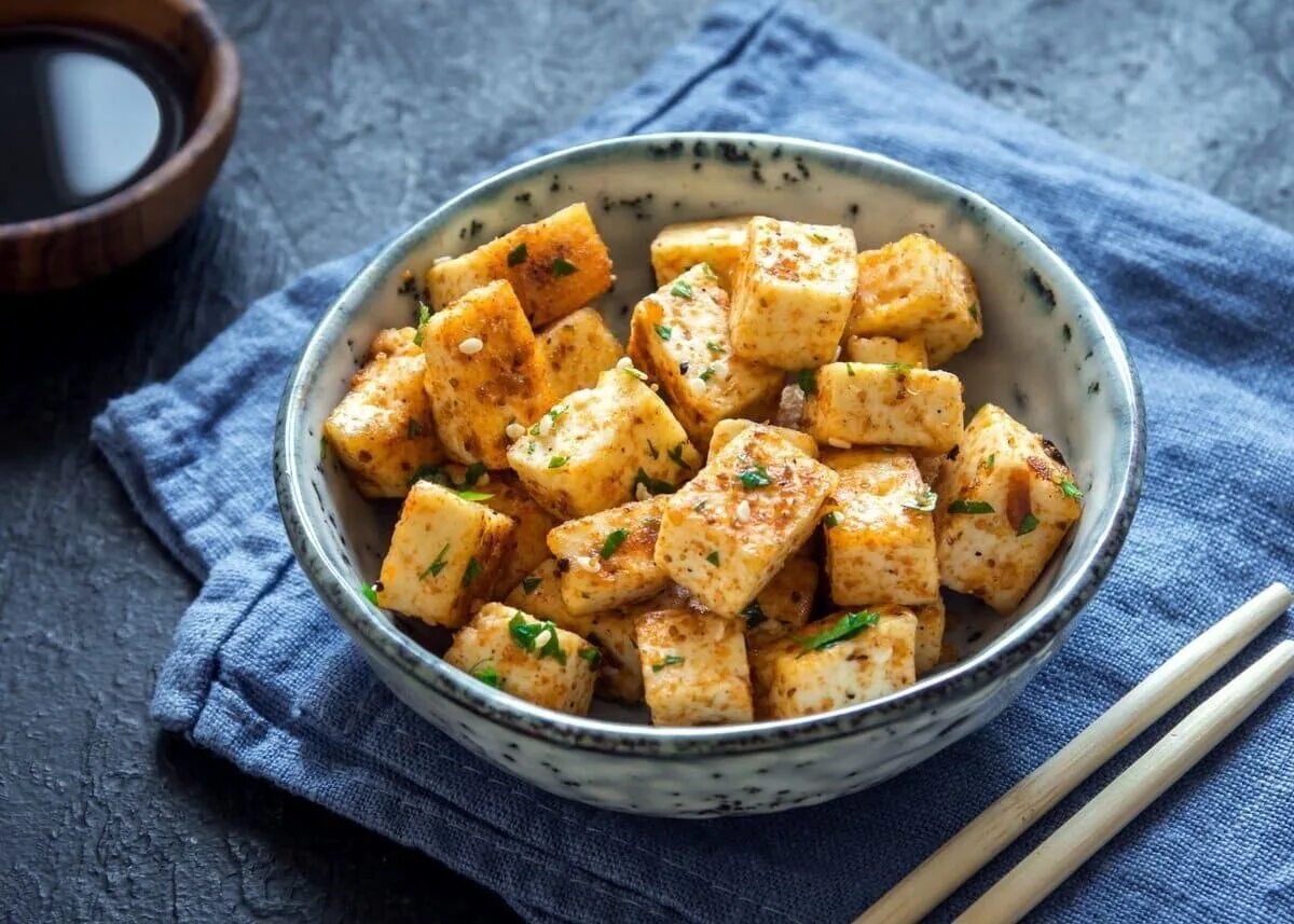 Сырыми можно жарить. Сыр тофу. Тофу соевый. Соевый творог тофу. Каджунский тофу это что.