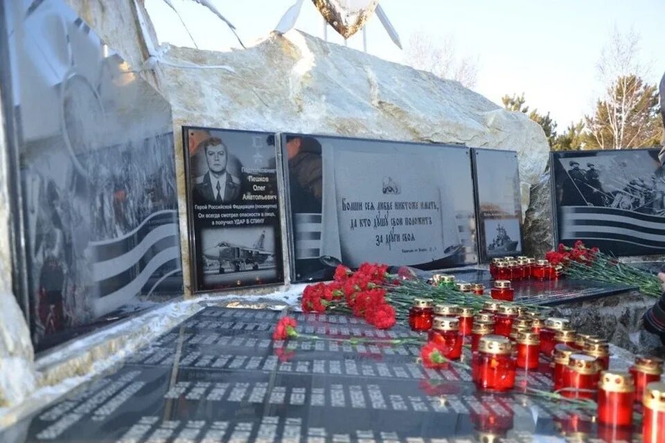 Памятник погибшему в сирии. Памятник летчику олегу пешкову. памятник олегу пешкову в сирии. осквернили памятник пешкову.