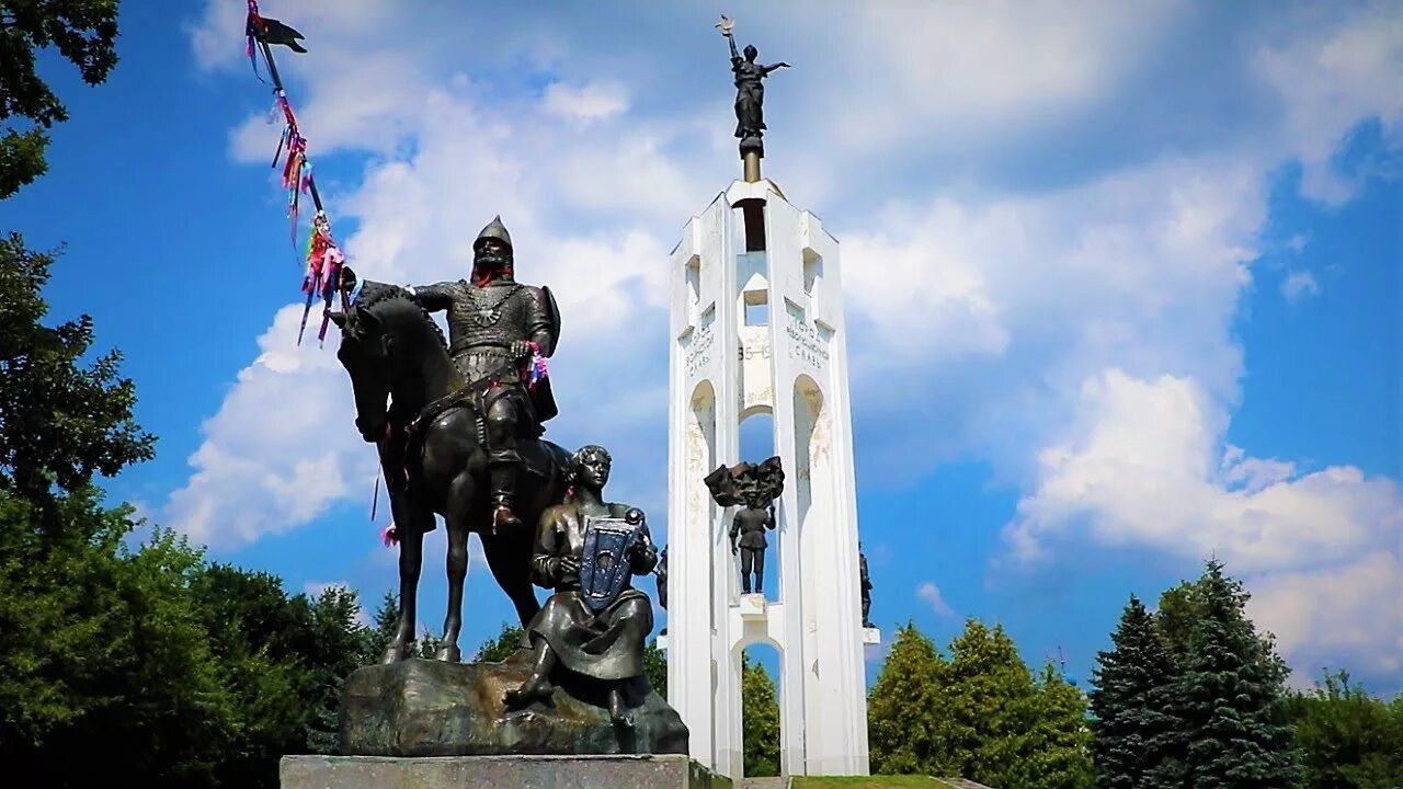 Памятник Пересвету в Брянске. Памятник Покровская гора Брянск. Памятник Пересвету бярснек. Памятник Пересвету и баяну в Брянске. Погулять брянске