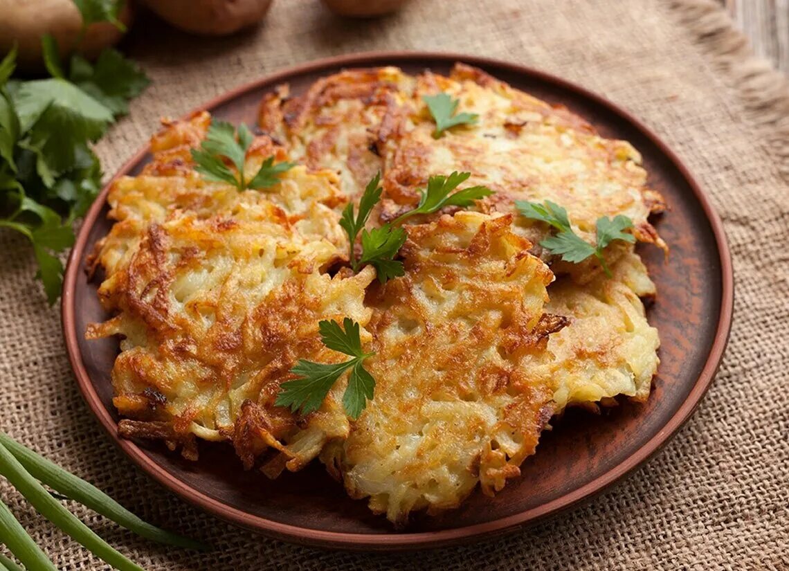 Драники из картошки классический на сковороде. Драники белорусское национальное блюдо. Деруны картофельные. Белорусские драники картофельные классический. Белорусское блюдо драники.