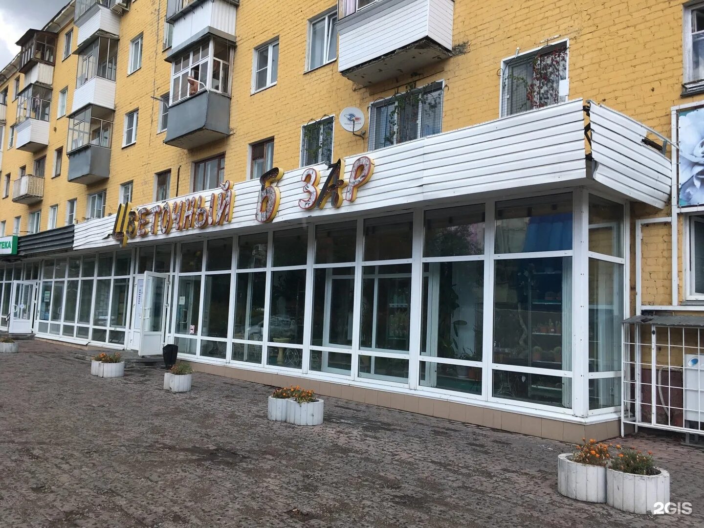 Розы на рынке. Цветочный базар, орёл, комсомольская улица. Цветочный базар комсомольская. Рынок мачелюка цветочный. Цветочный базар комсомольская.
