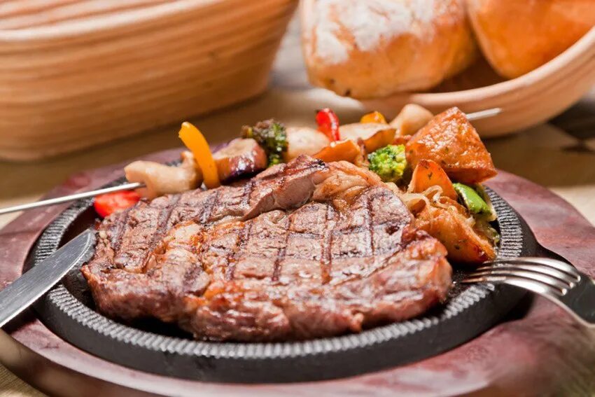 Стейк говядины в духовке. Мясо стейк приготовить в духовке. Мясо стейк приготовить в духовке. Антрекот телятина. Свиные стейки в духовке.