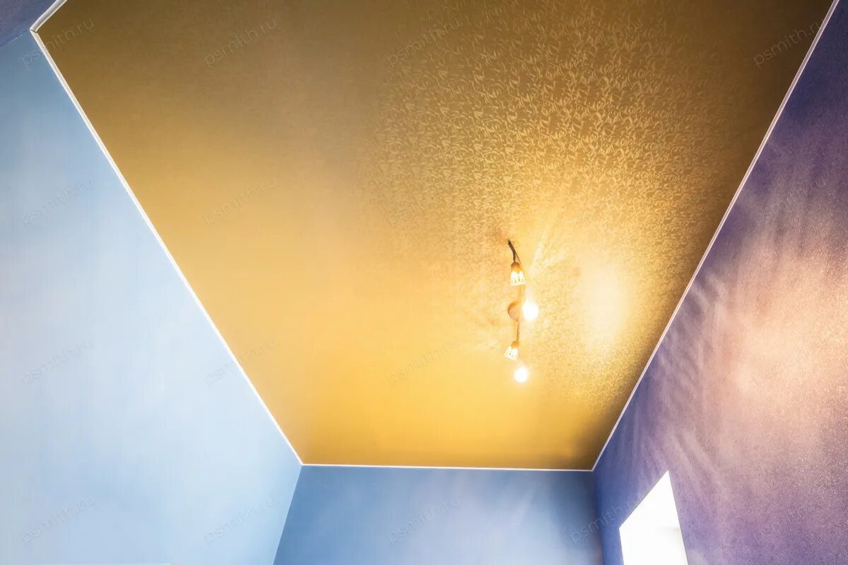 Потолок без запаха. Фактурные натяжные потолки. Золотой натяжной потолок. Натяжные потолки золотистого цвета. Натяжной потолок цвет золото.