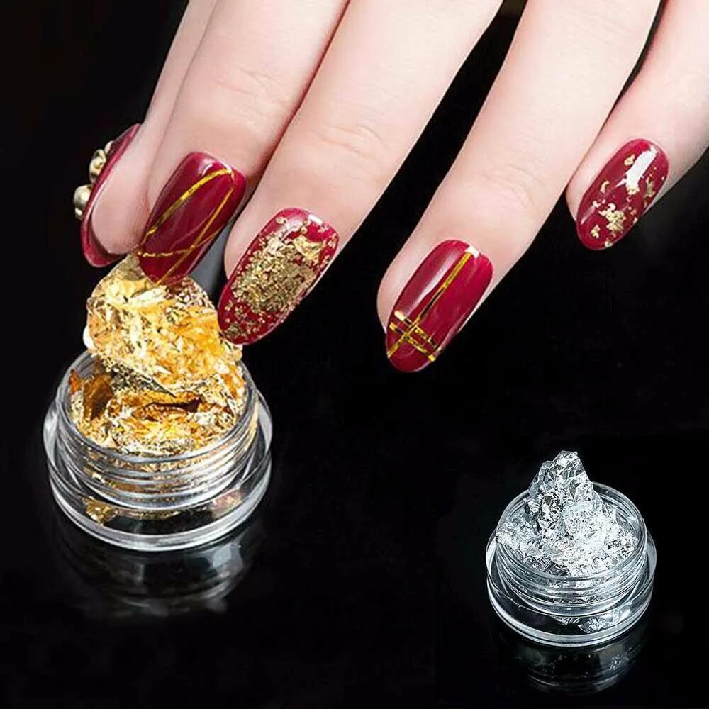 Маникюр с фольгой для ногтей. Маникюр с кусочками золота. Фольга для дизайна ногтей. Маникюр с кусочками фольги. Фольга поталь на ногтях.