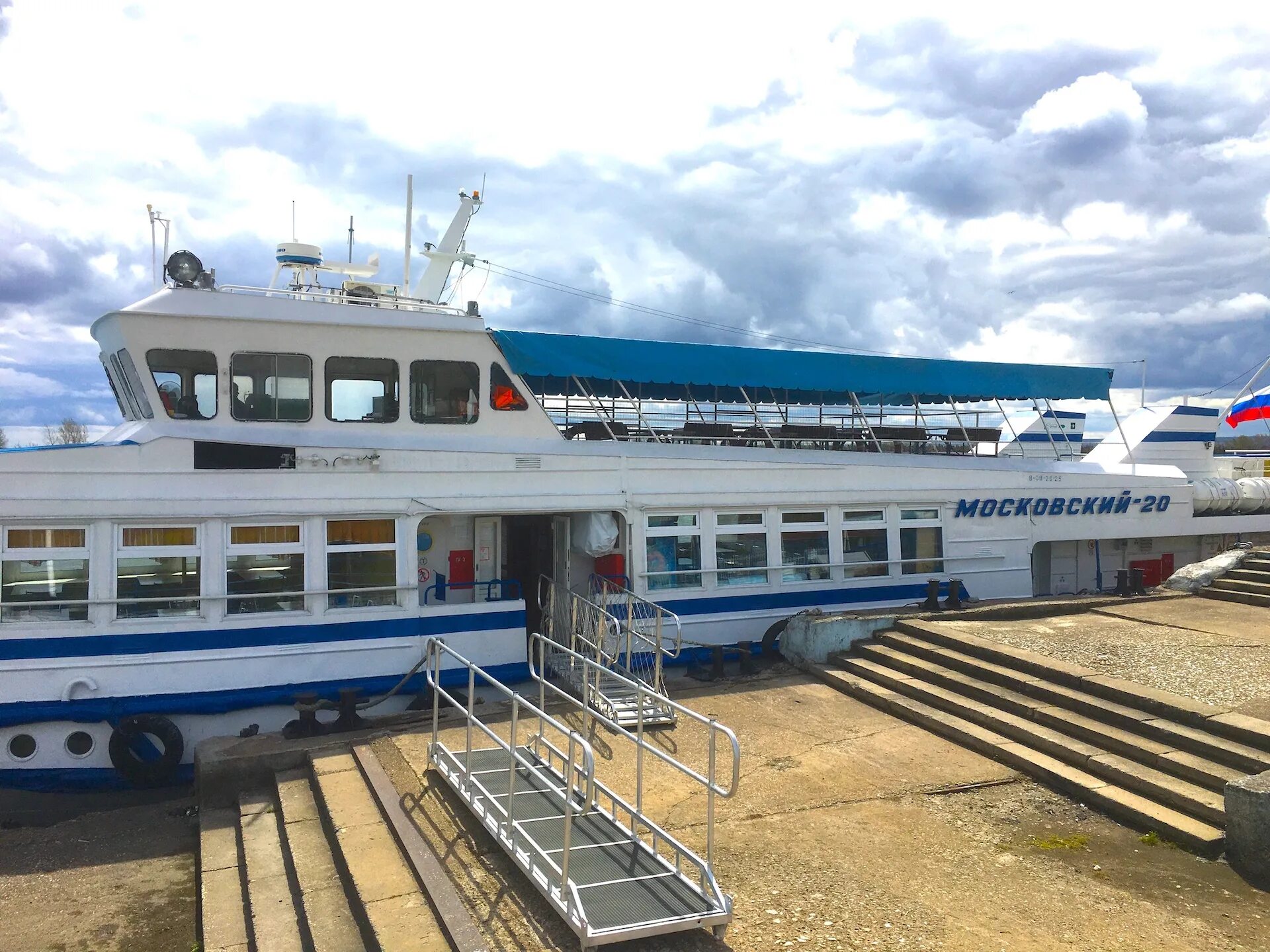 Прогулочный теплоход ульяновск. Речные прогулки ульяновск. Речпорт ульяновск прогулочные рейсы. Речпорт ульяновск. Речной порт ульяновск.