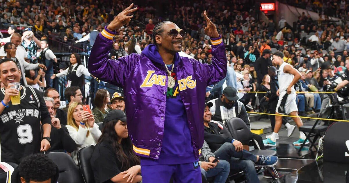 Выступление снуп дога. Снуп дог лейкерс. снуп догг нба. los angeles lakers snoop dogg. snoop dogg баскетбол lakers.