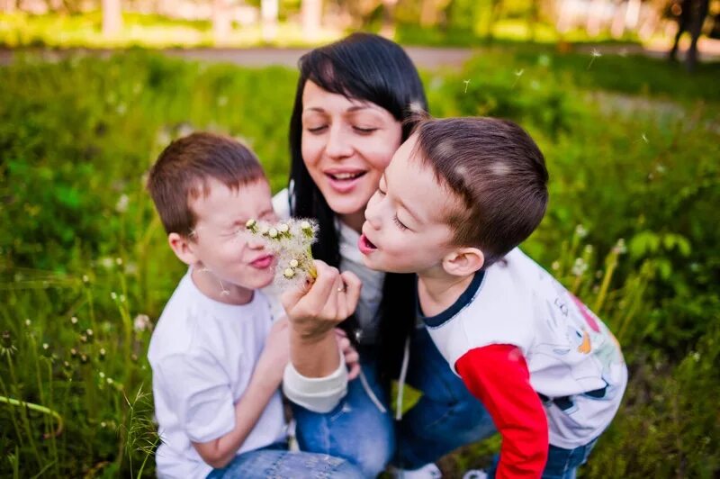 Мама с двумя мальчиками. Фотосессия мама и два сына. Мама двух мальчиков. Фотосессия с 2 сыновьями. Фотосессия мамы и двух мальчиков.