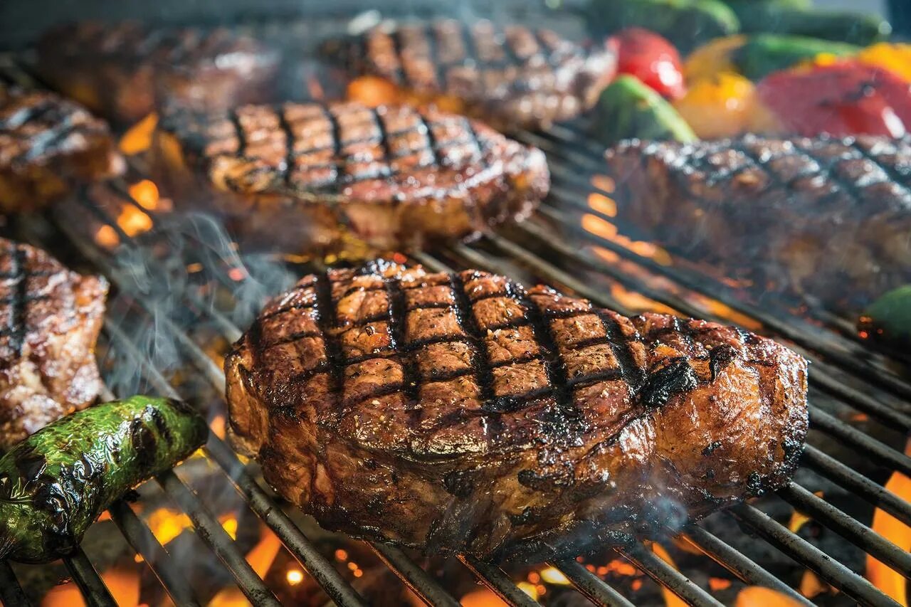 Стейк рибай на гриле. Мясо на решетке на мангале. Стейки на мангале фото. Хоспер рибай. Корейка свиная жареная.