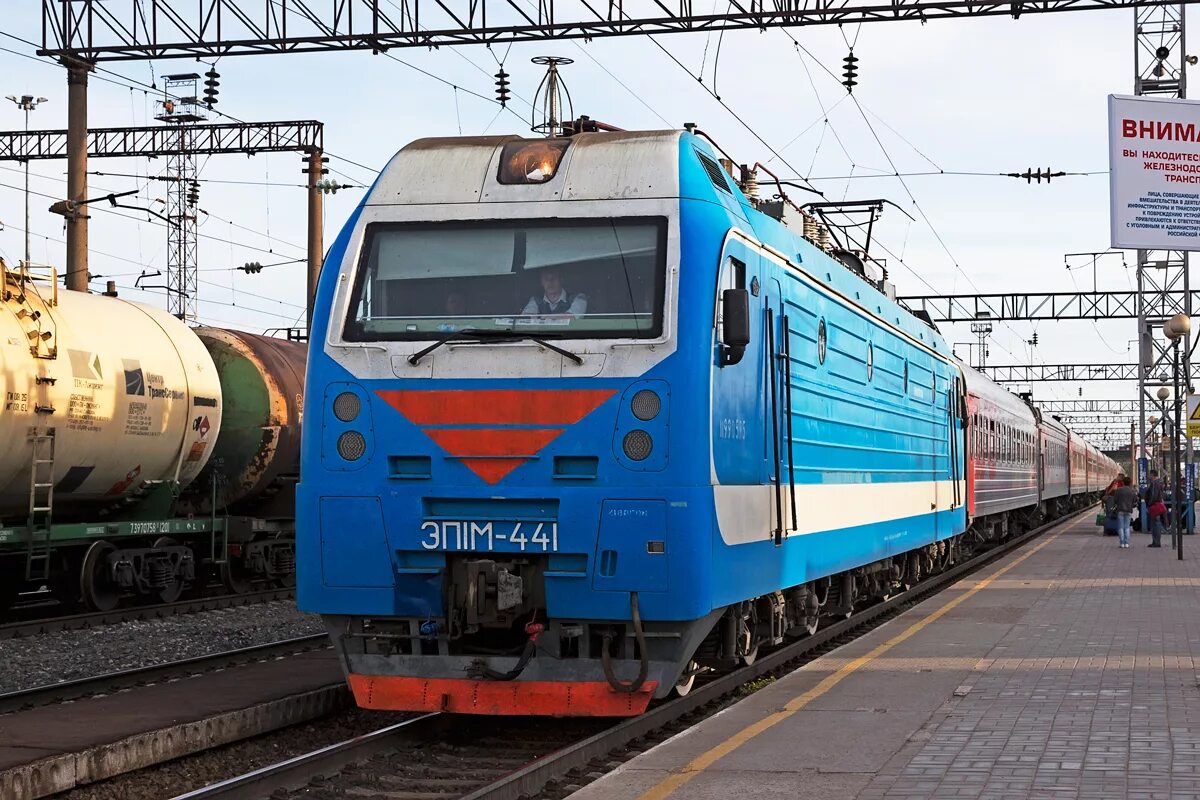 электровоз эп 1 м и э п 2 к. электропоезд эд9м ростов на дону. пассажирские поезда лихая. эп1м нижний новгород. эп1п 005.