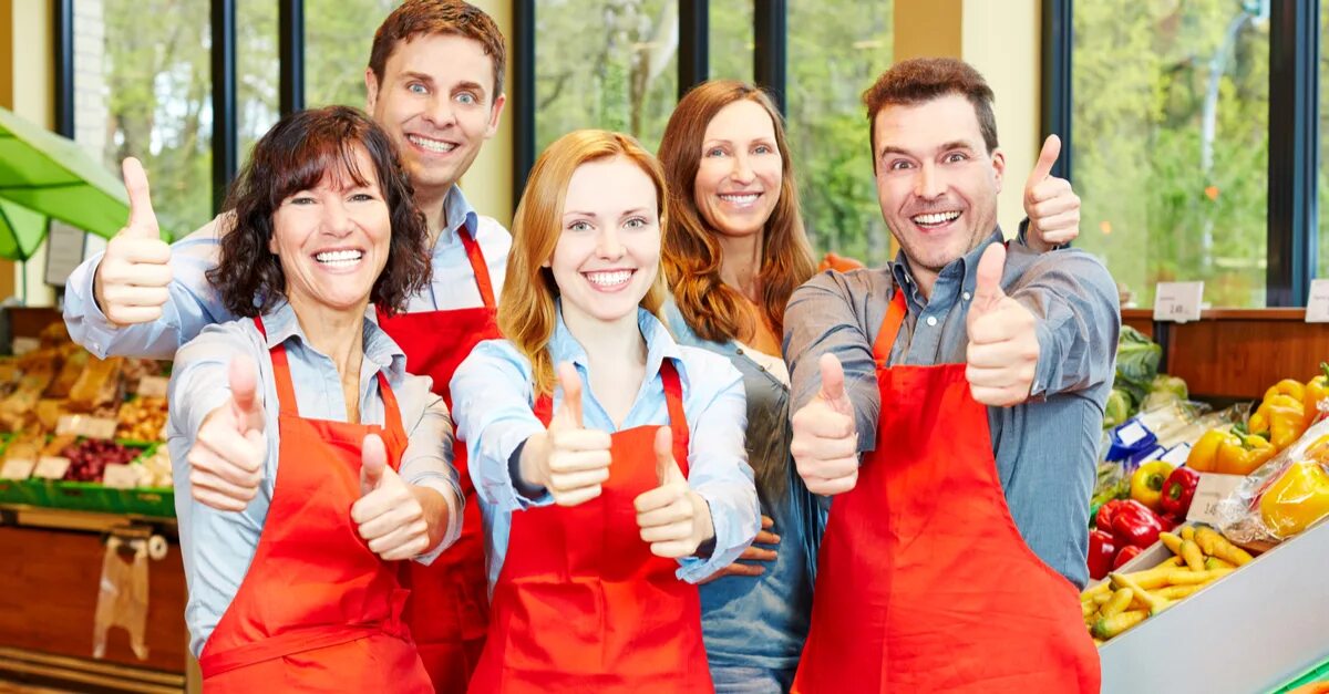 коллектив магазина. персонал обслуживающий магазин. персонал обслуживающий магазин. сотрудники магазина. кассирша в супермаркете.